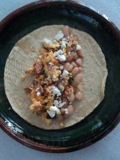 Una foto de Taco ranchero de huevos a la mexicana las correa