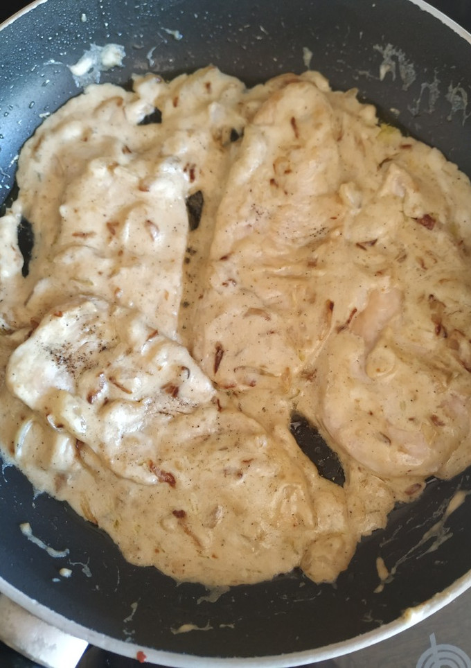 Una foto de Pollo con salsa de queso