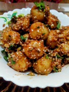 कोरियन चिली गार्लिक पोटैटो बॉल्स रेसिपी मुख्य फोटो