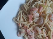 Una foto de spaghetti con gambas