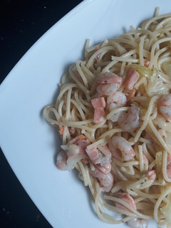 Una foto de Espaguetis con salmón y gambas