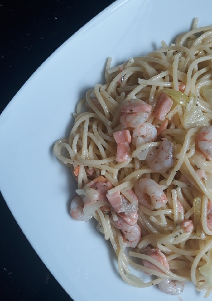 Una foto de Espaguetis con salmón y gambas