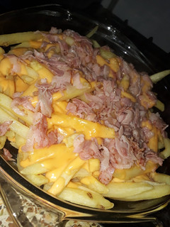 Una foto de Papas con cheddar y panceta !