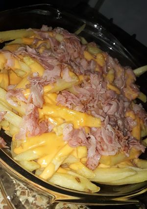 Una foto de Papas con cheddar y panceta !