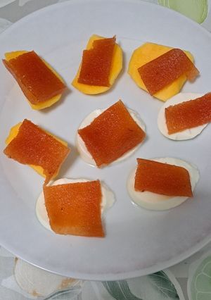 Una foto de Caqui y queso fresco con membrillo