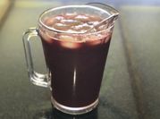 Una foto de cocteles con cerezas