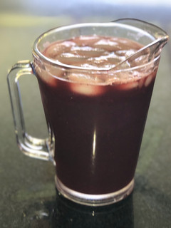 Una foto de Cóctel de vino con cerezas y frutillas