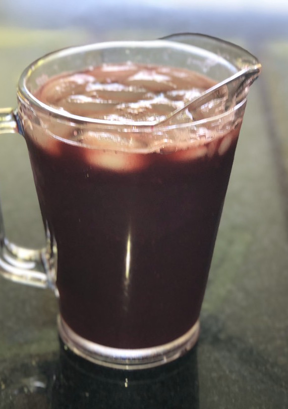 Una foto de Cóctel de vino con cerezas y frutillas