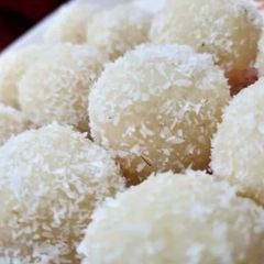 A picture of Coconuts laddu.