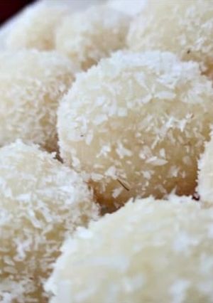 A picture of Coconuts laddu.