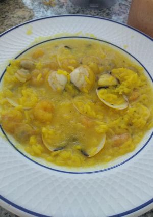Una foto de Arroz con gambas y almejas