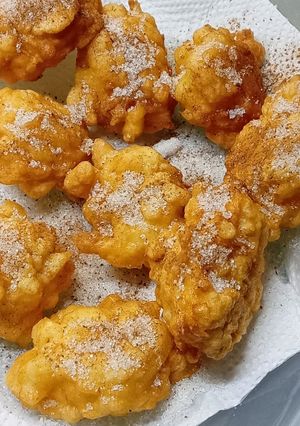 Una foto de Buñuelos de manzana con azúcar y canela