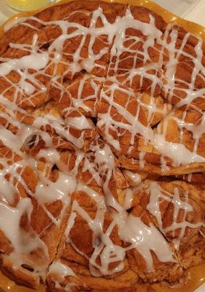 A picture of My Cinnamon bun apple pie.