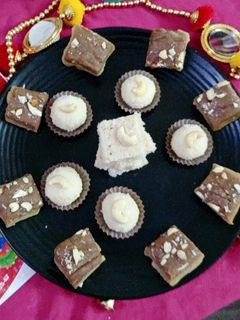 नारियल की मिठाई (nariyal ki mithai recipe in Hindi) रेसिपी मुख्य फोटो