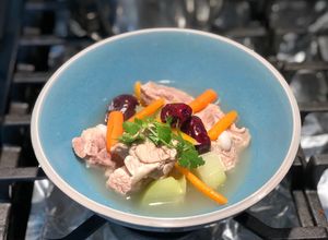 Hình của món Canh Sườn hầm su su, carrot và táo đỏ.