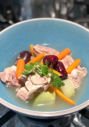 Hình của món Canh Sườn hầm su su, carrot và táo đỏ.