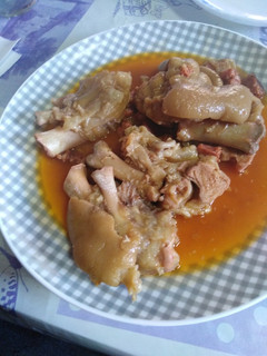 Una foto de Manitas de cerdo en salsa