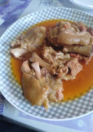 Una foto de Manitas de cerdo en salsa