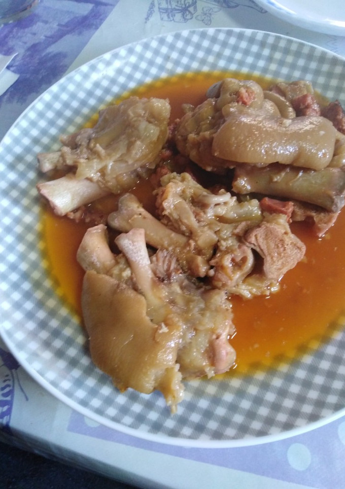 Una foto de Manitas de cerdo en salsa