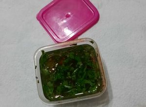Una foto de Salsa picante de hierbas frescas y ají de la mala palabra
