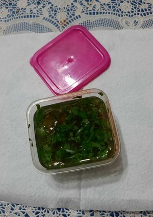 Una foto de Salsa picante de hierbas frescas y ají de la mala palabra