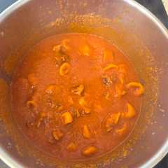 Una foto de Calamares troceados en salsa de tomate