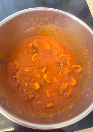 Una foto de Calamares troceados en salsa de tomate