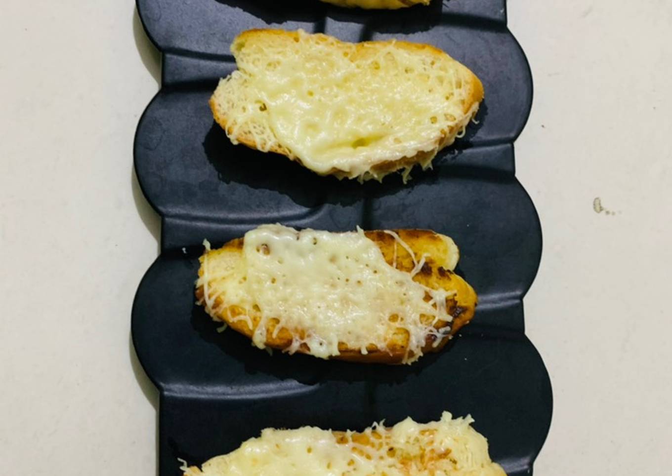 Cheese garlic bread