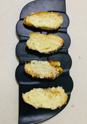 A picture of Cheese garlic bread.