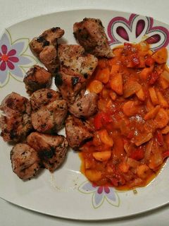 Una foto de Ragout de pavo al ajillo con guarnición de verduras