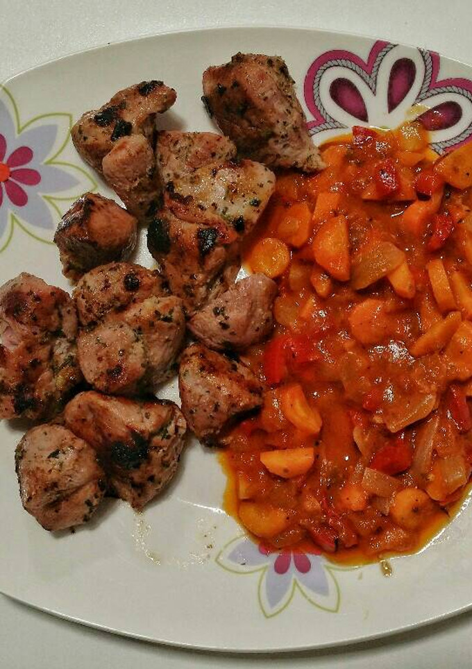 Una foto de Ragout de pavo al ajillo con guarnición de verduras
