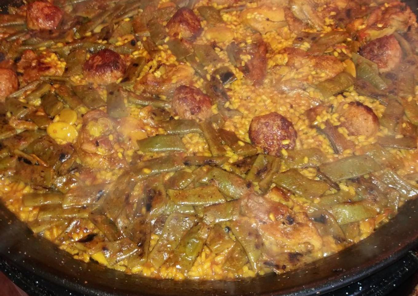 Paella de pollo y albóndigas
