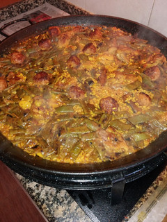 Una foto de Paella de pollo y albóndigas