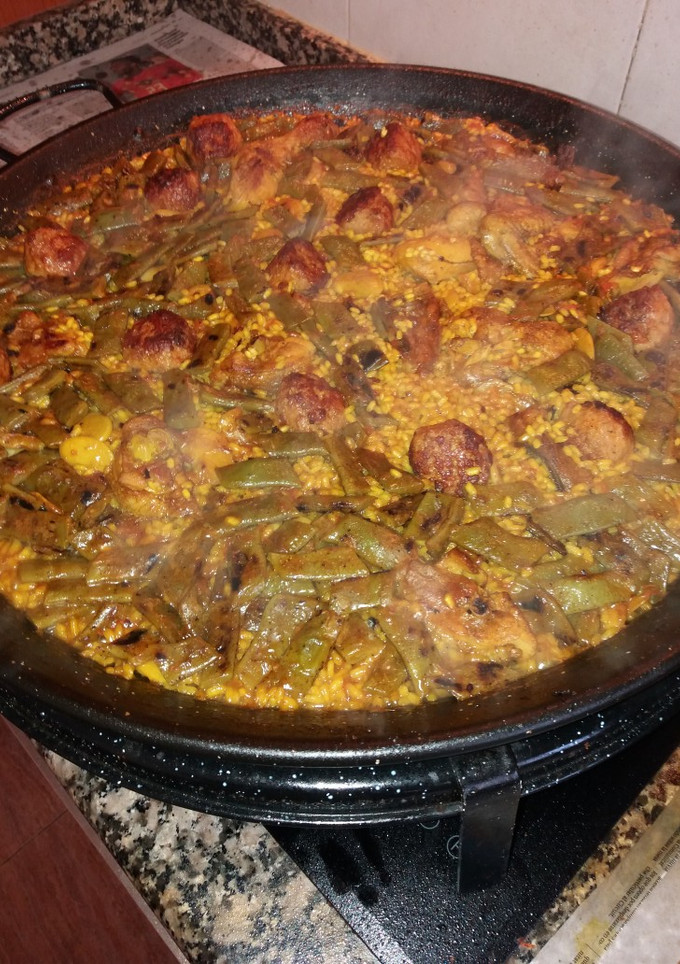 Una foto de Paella de pollo y albóndigas