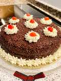 Pastel al Cointreau relleno con crema de chocolate y mermelada