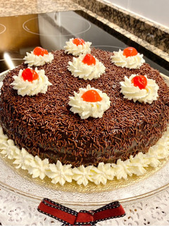 Una foto de Pastel al Cointreau relleno con crema de chocolate y mermelada