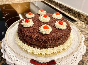 Foto principal de Pastel al Cointreau relleno con crema de chocolate y mermelada