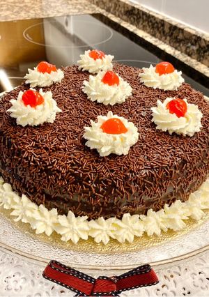 Una foto de Pastel al Cointreau relleno con crema de chocolate y mermelada