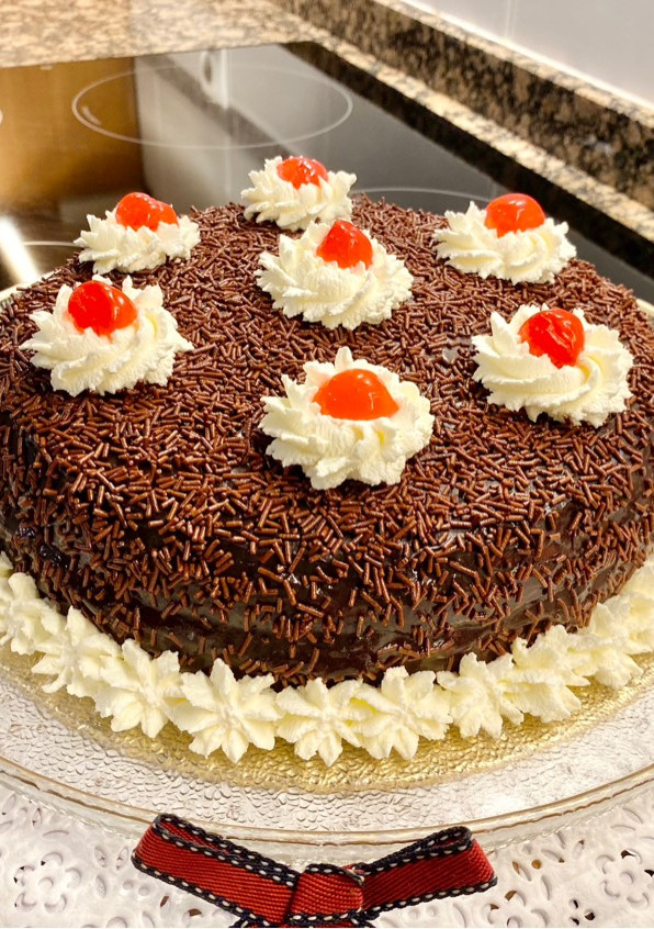 Una foto de Pastel al Cointreau relleno con crema de chocolate y mermelada
