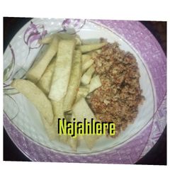 A picture of Fried yam and egg sauce.