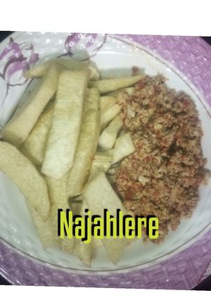 A picture of Fried yam and egg sauce.