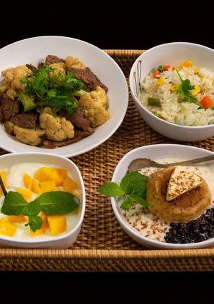 Hình của món SP.0749 - Cơm Ngũ Sắc - Bò Xào Súp Lơ - Bánh Flan Việt Quốc - Sữa Chua Trộn Xoài.