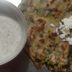 A picture of Palak aloo pranthi.