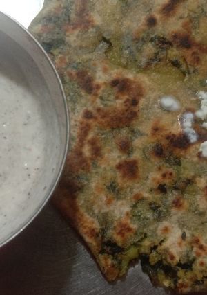 A picture of Palak aloo pranthi.