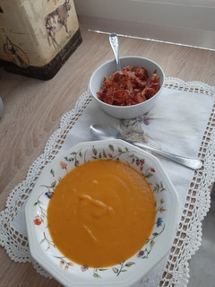 Una foto de Crema de calabaza con crujiente de jamón