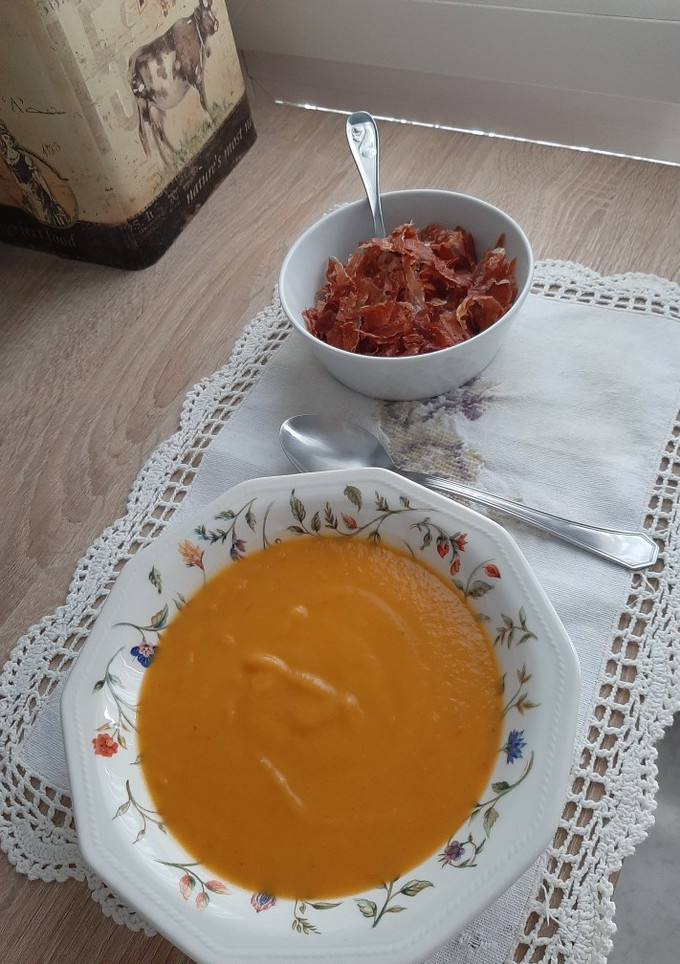 Una foto de Crema de calabaza con crujiente de jamón