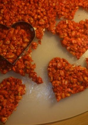 Valentin napi puffasztott rizs szivecske recept fotója