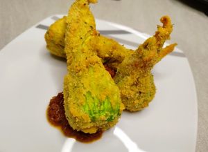 Foto di Fiori di zucca, ricotta, alici e capperi