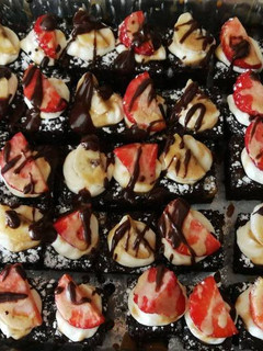 Una foto de Bocaditos de brownie con fruta