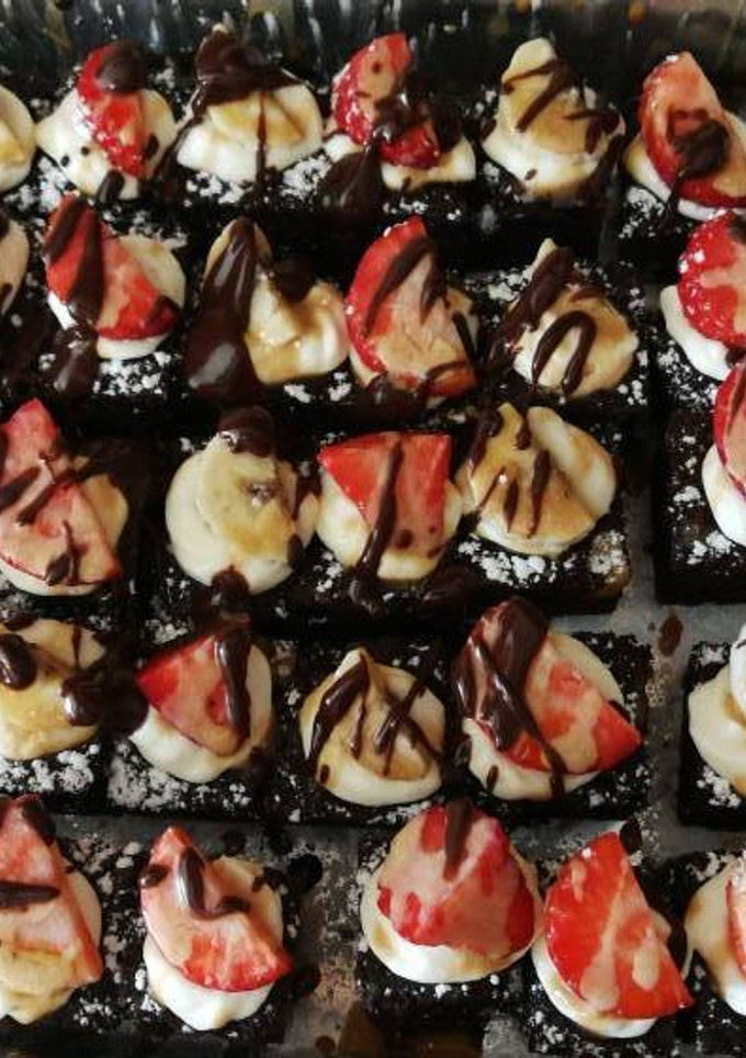 Una foto de Bocaditos de brownie con fruta